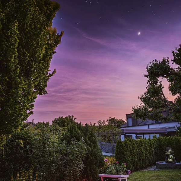 Eine ruhige Nacht unter kosmischem Flüstern